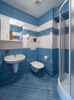 Een douche, een haardroger, handdoeken