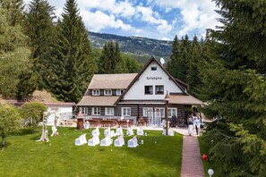 Outdoor wedding area - Hotel Kristýna (Spindleruv Mlyn)