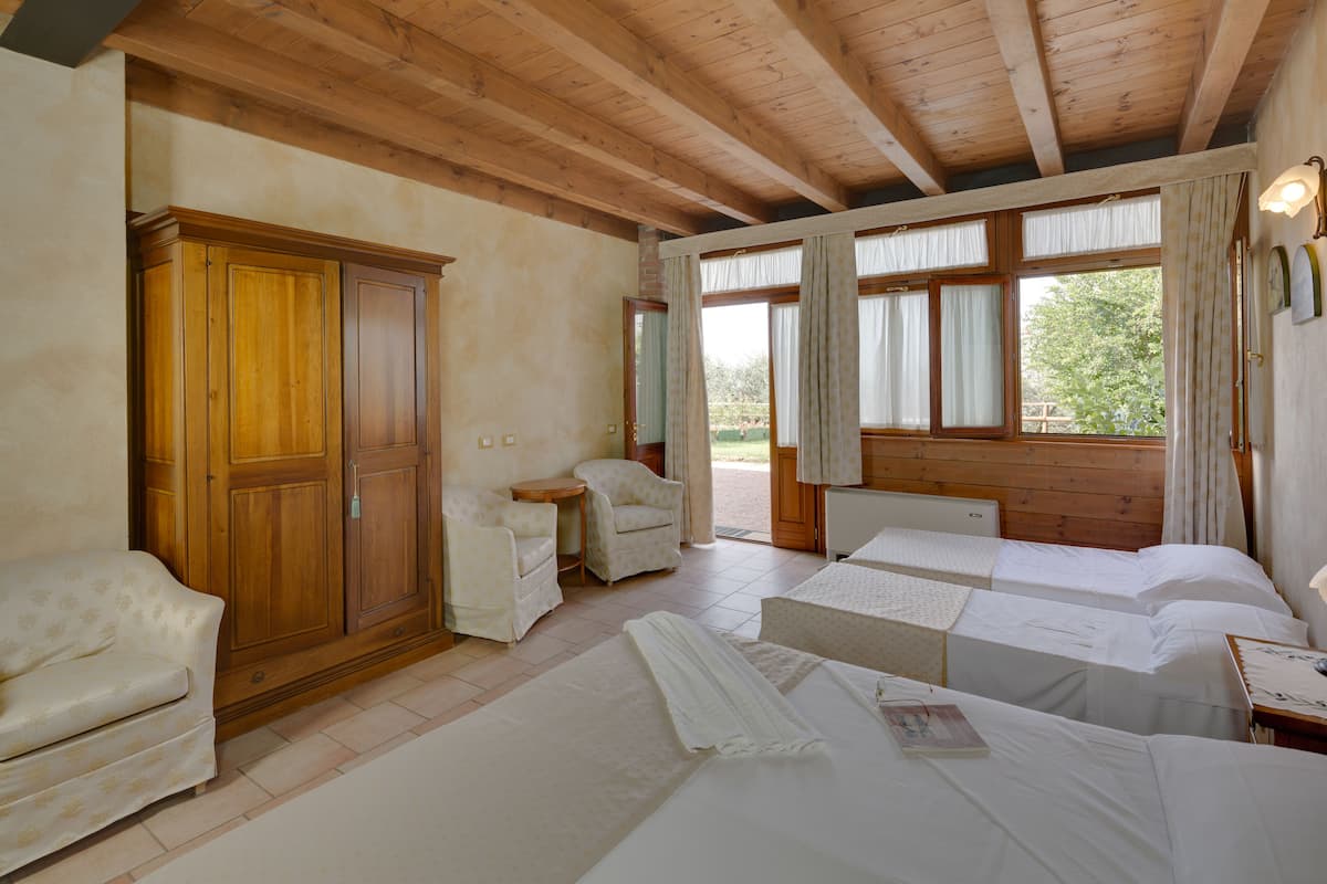 Habitación cuádruple | Escritorio, insonorización y tabla de planchar con plancha