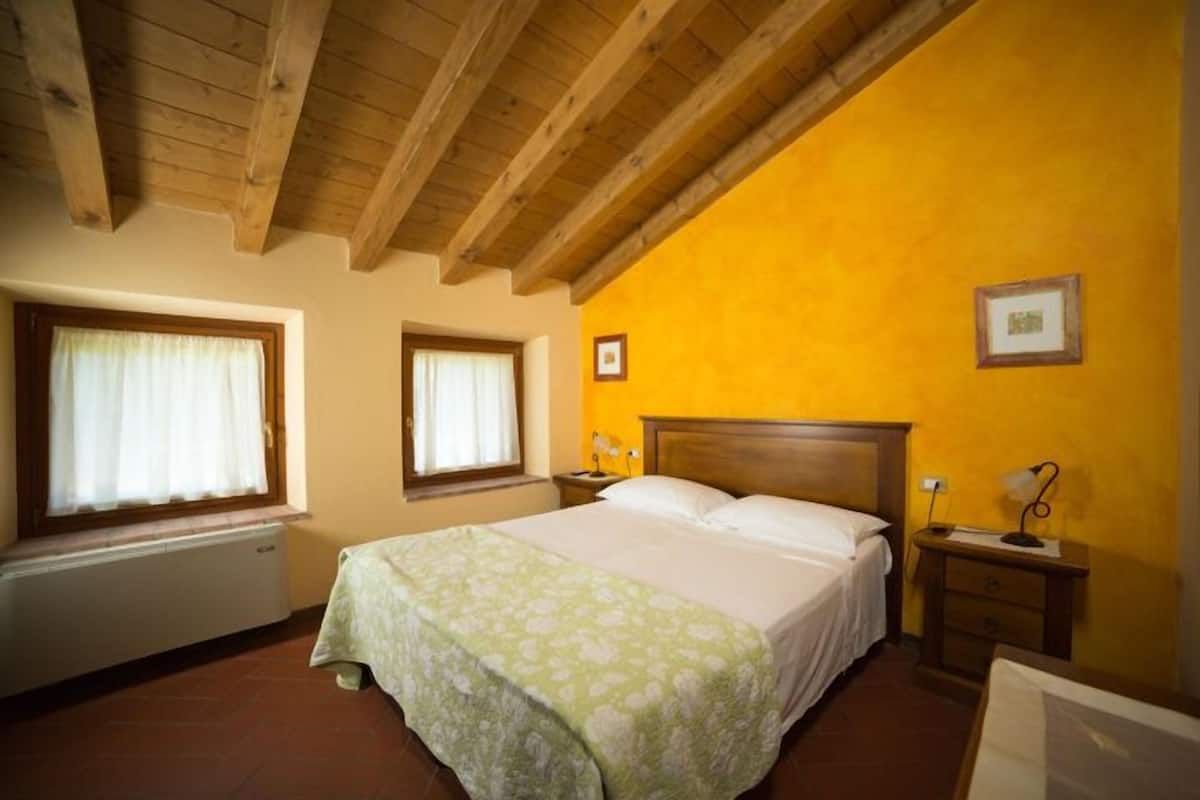 Habitación doble | Escritorio, insonorización y tabla de planchar con plancha