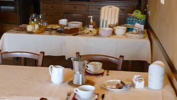 Café da manhã com buffet grátis todos os dias