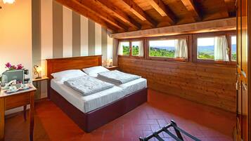 Quarto casal ou duplo superior | Escrivaninha, quartos à prova de som, ferros/tábuas de passar roupa