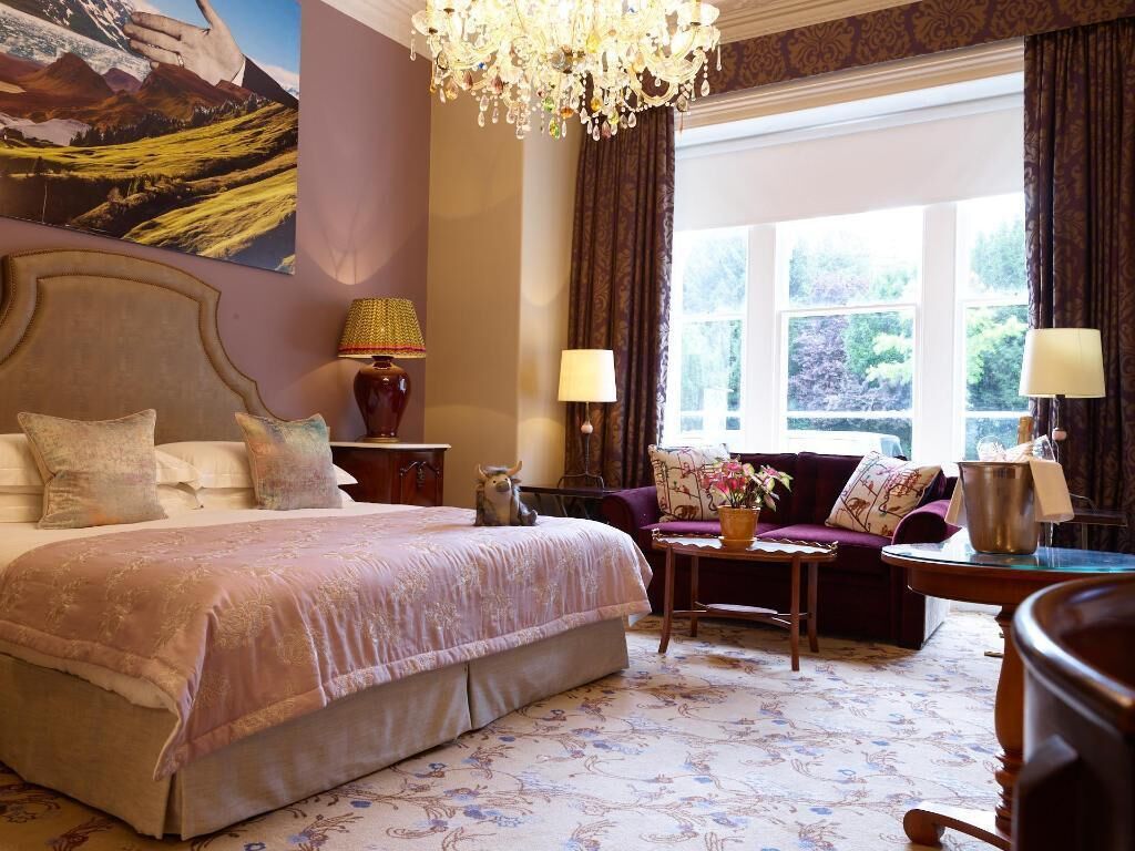 Individuelt dekorert, blendingsgardiner og strykejern/-brett