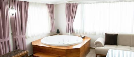 Deluxe Room with Spa  Bath | Private spa tub