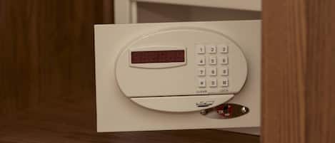 Cerradura digital con teclado y pantalla que muestra la hora.