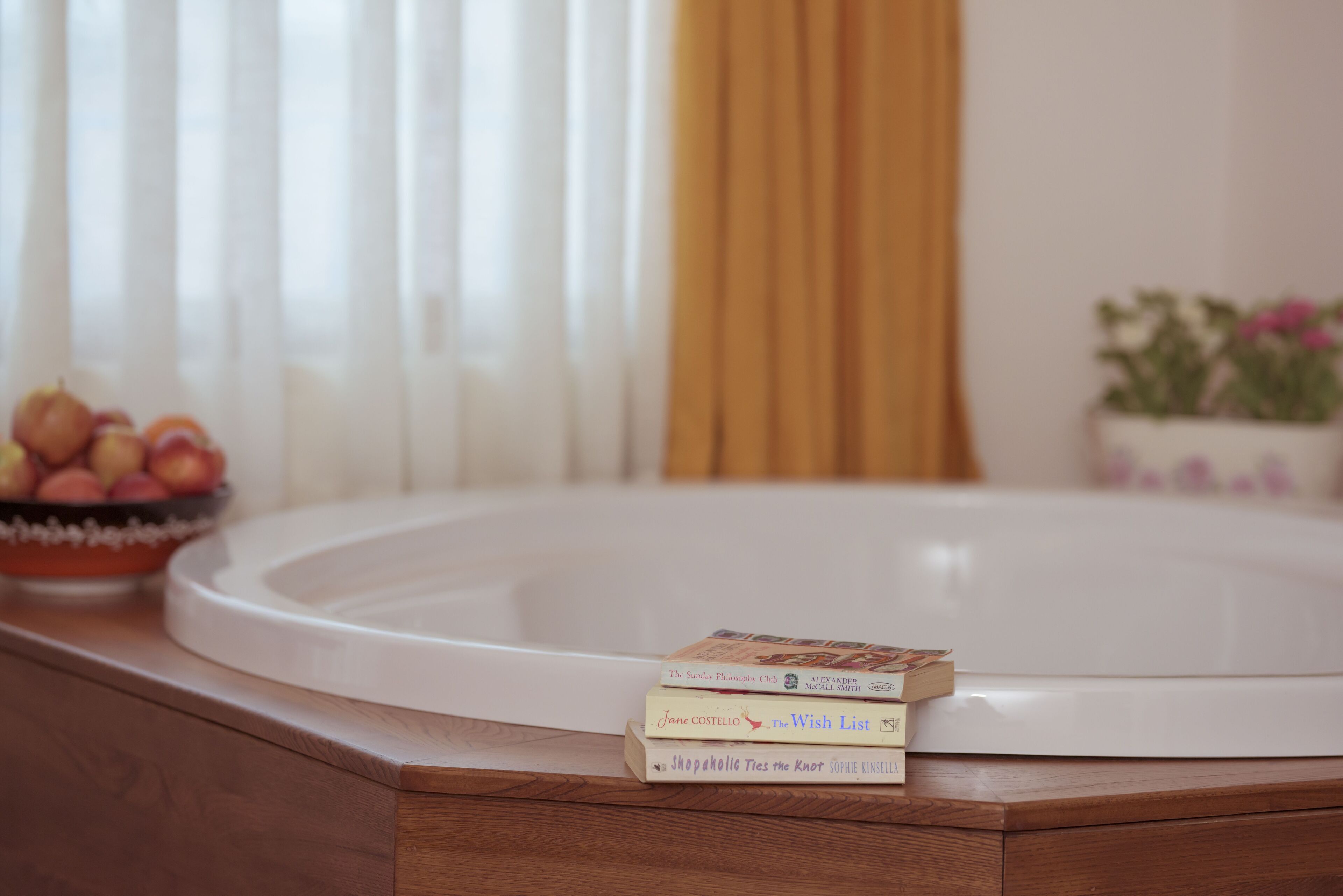 deluxe room with spa  bath | jetted bathtub