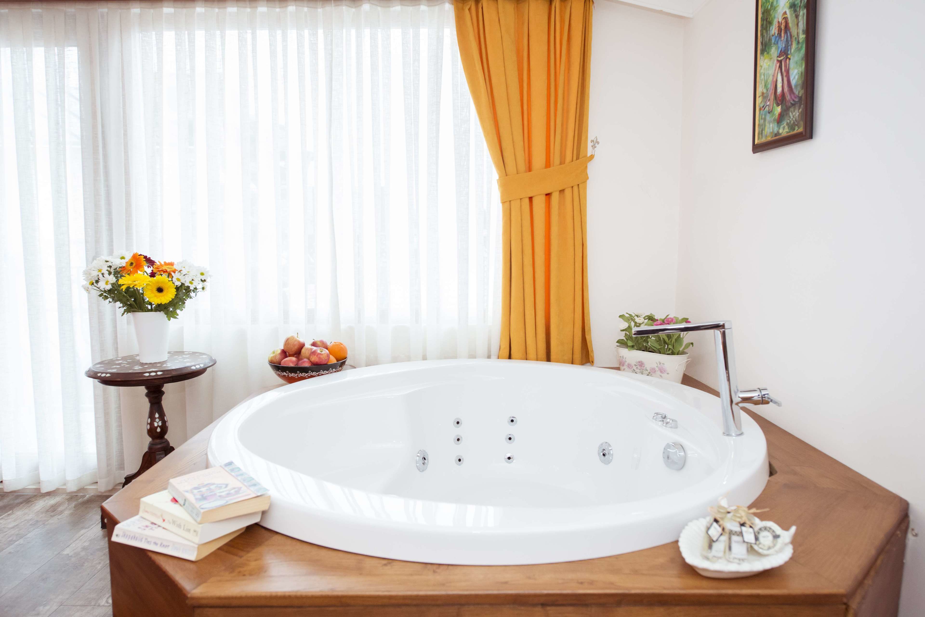 deluxe room with spa  bath | jetted bathtub