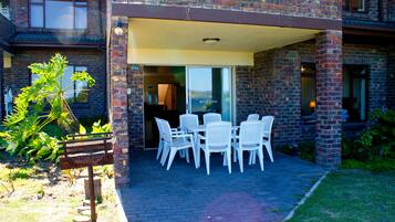 3 Bedroom Lakeview | Outdoor dining