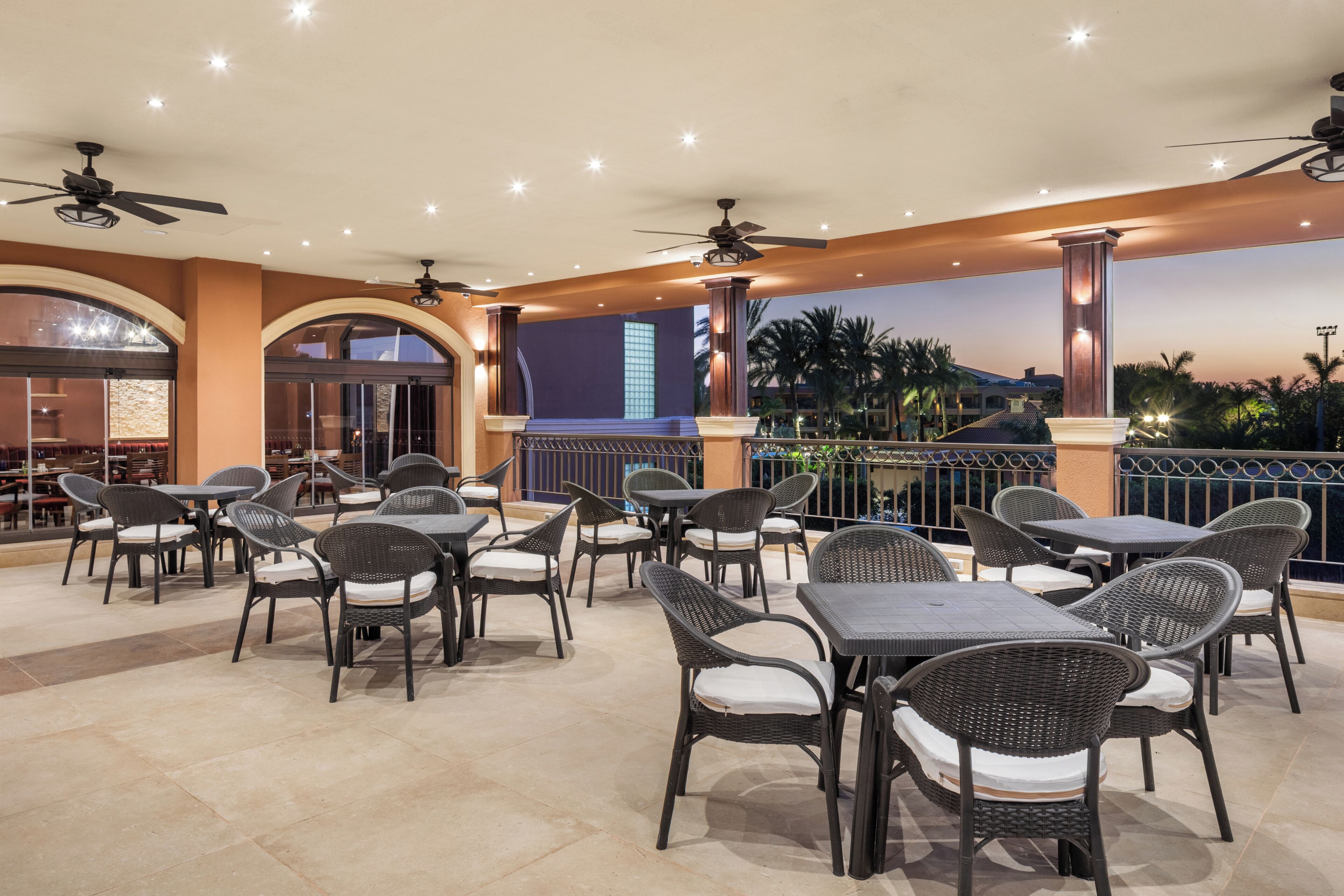 2 restaurants; lunch and dinner served 