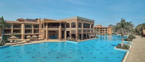 室內游泳池和室外游泳池,開放時間為 07:00 至 18:00,提供泳池遮陽傘和日光浴躺椅