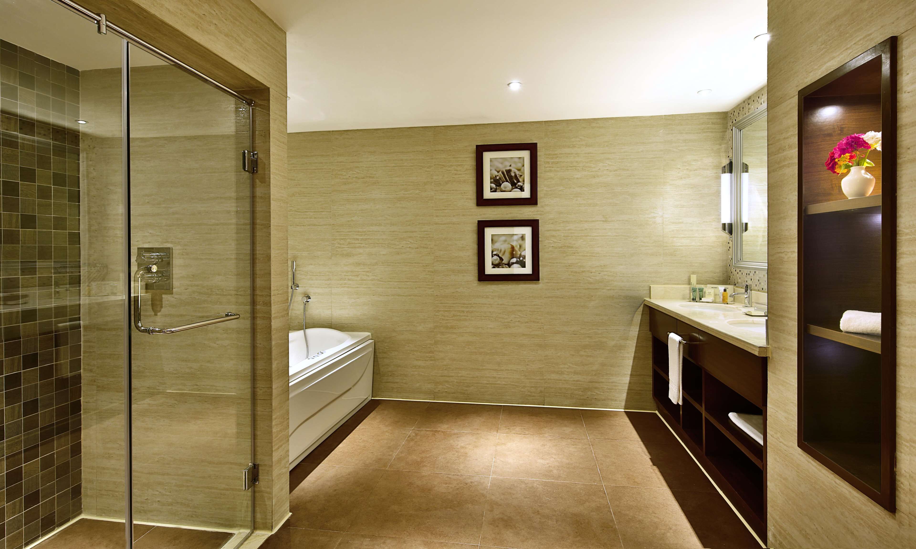 combined shower/bathtub, rainfall showerhead, free toiletries