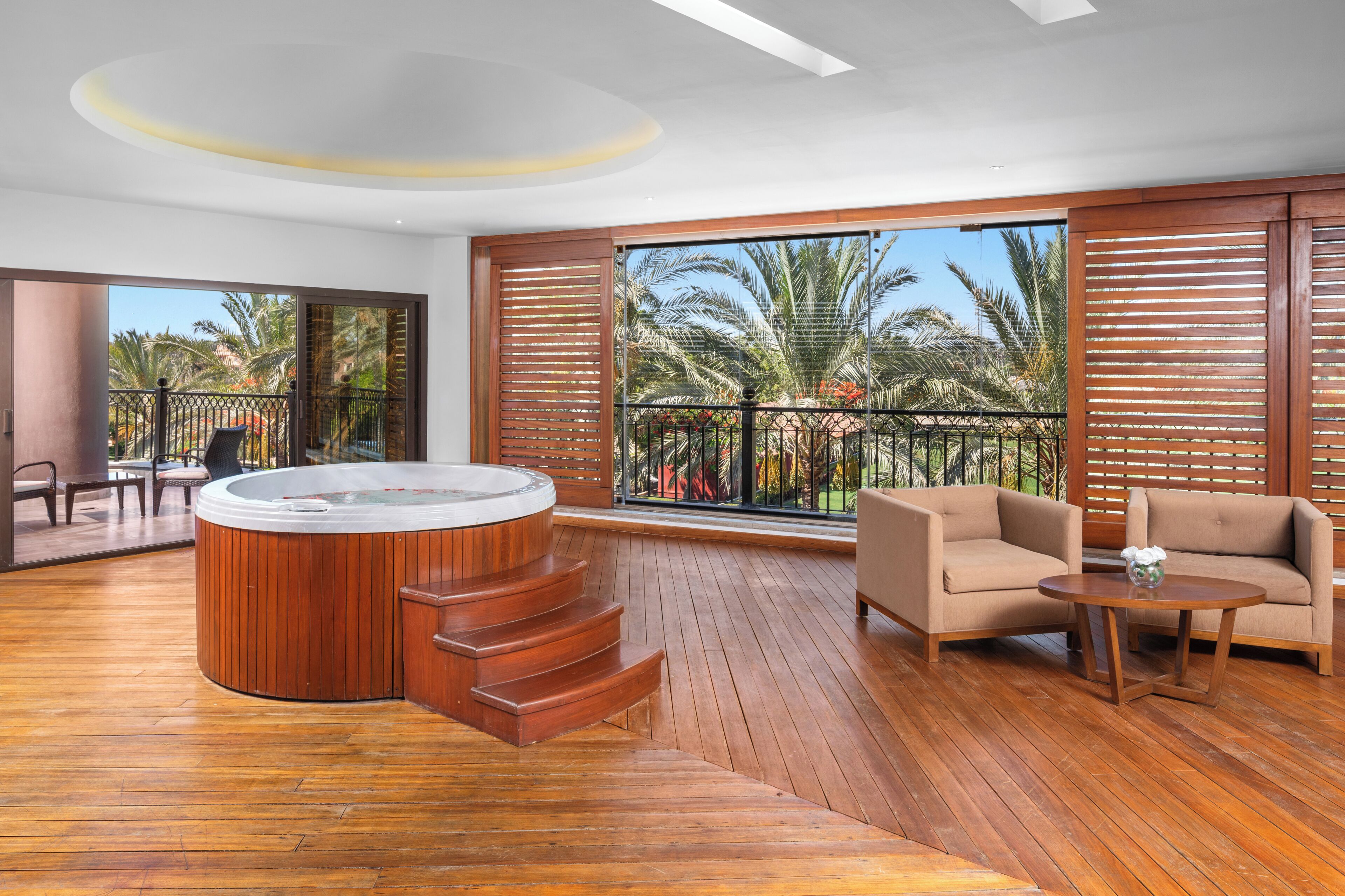 Royal Suite, 1 King Bed, Smoking