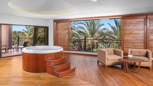 Royal Suite, 1 King Bed, Smoking | Minibar, in-room safe, desk, blackout drapes