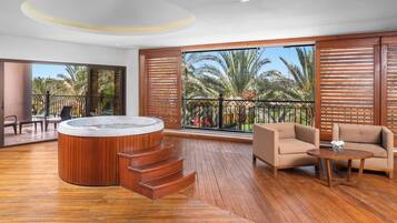 Royal Suite, 1 King Bed, Smoking | Minibar, in-room safe, desk, blackout curtains