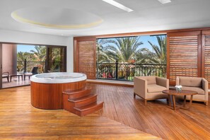 Royal Suite, 1 King Bed, Smoking | Minibar, in-room safe, desk, blackout drapes