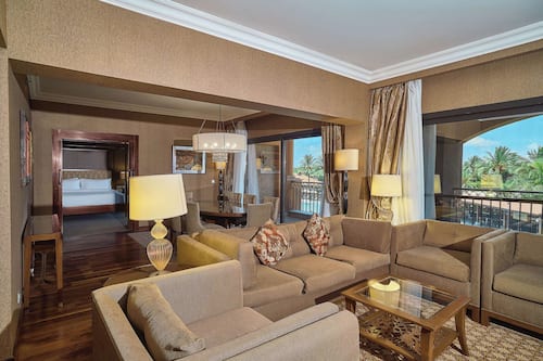 Deluxe suite, 1 kingsize bed, roken | Woonruimte | Lcd-televisie en een dvd-speler