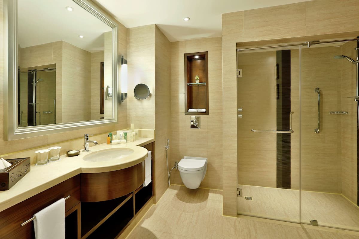 combined shower/bathtub, rainfall showerhead, free toiletries