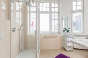 Tweepersoonskamer | Badkamer | Een haardroger, handdoeken