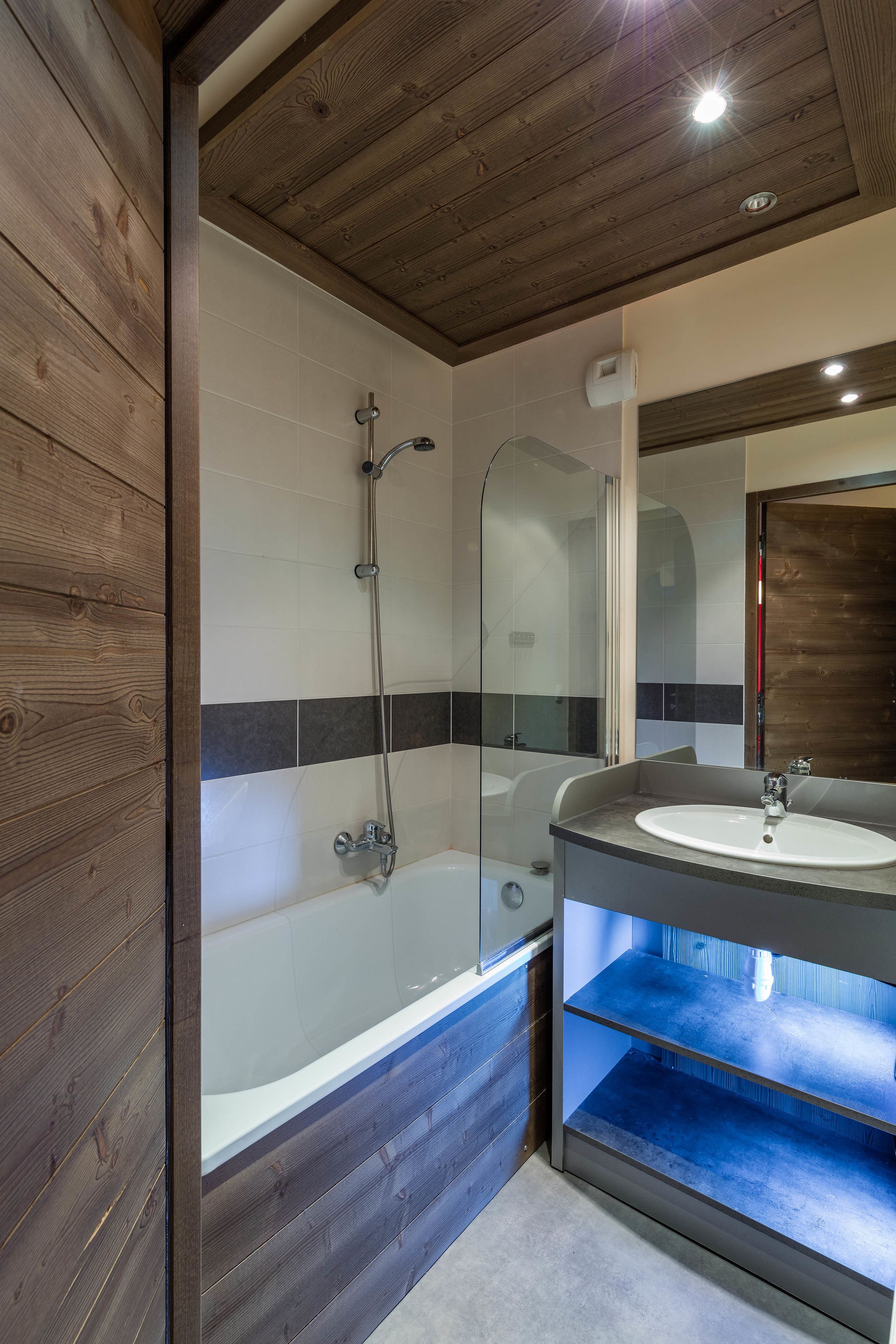 Duplex Apartment | Bathroom | Hair dryer, towels