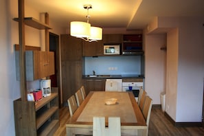 Refrigerador con freezer, microondas, placa de cocina, lavavajillas