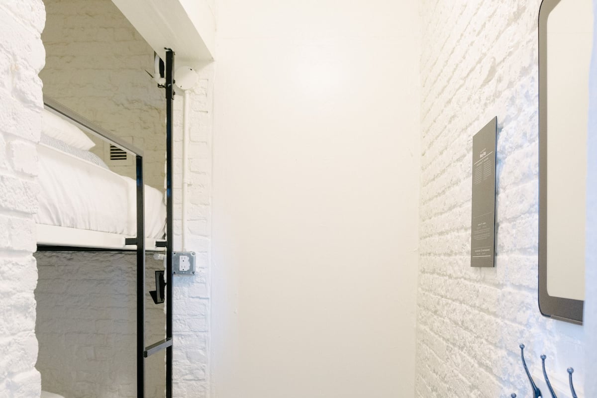 Twin kamer (Twin Cell,1 Bunk Bed,Shared Bathroom) | Gratis wifi, beddengoed