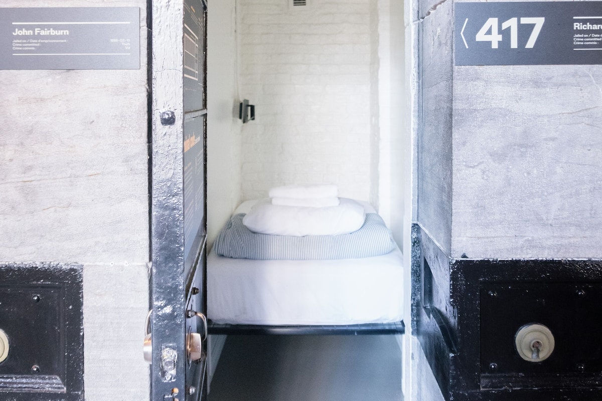 Kamer, 1 eenpersoonsbed (Authentic Jail Cell (3x9) Shared Bath) | Gratis wifi, beddengoed