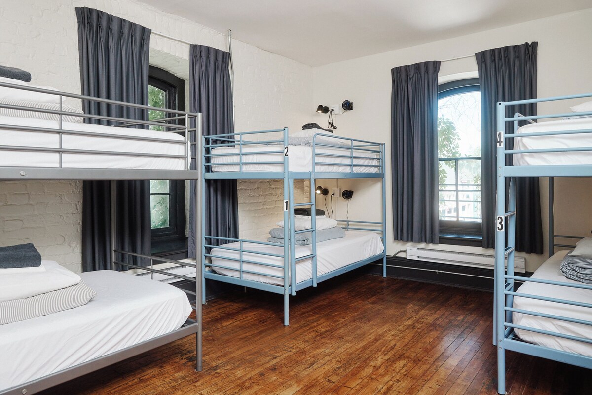Dormitorio compartido, solo para mujeres, baño compartido | Wifi gratis y ropa de cama