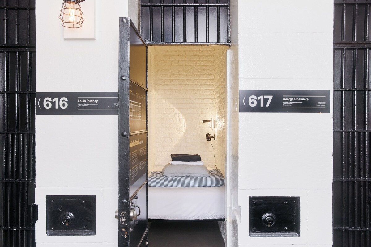Habitación, 1 cama individual (Authentic Jail Cell (3x9) Shared Bath) | Wifi gratis y ropa de cama