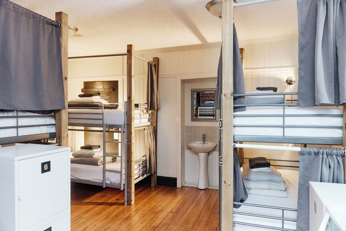 Dormitorio compartido, dormitorio mixto, baño compartido (10 Bed) | Wifi gratis y ropa de cama