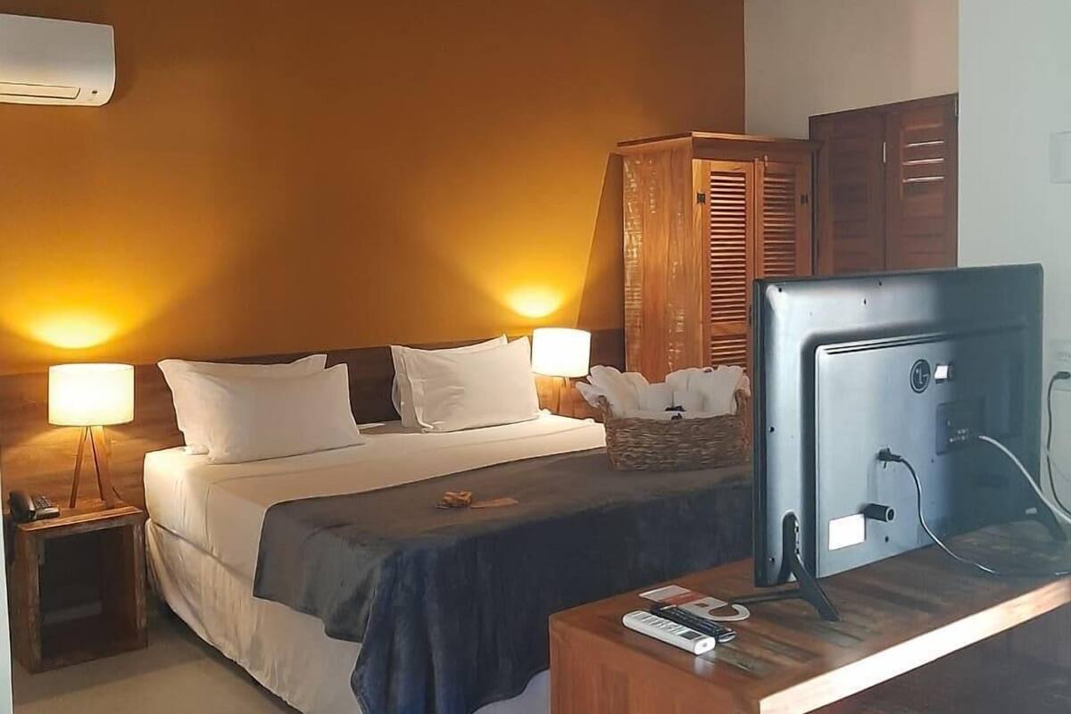 Een minibar, beddengoed
