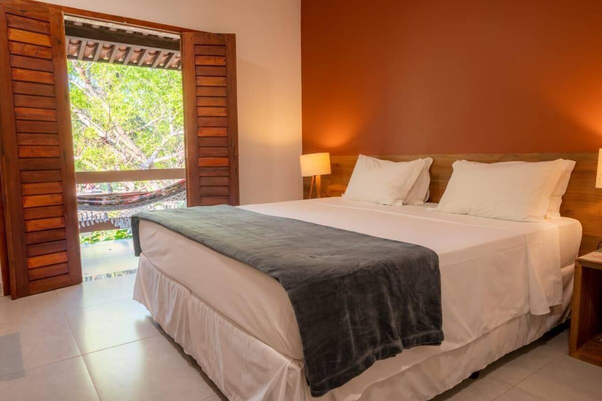 Een minibar, beddengoed