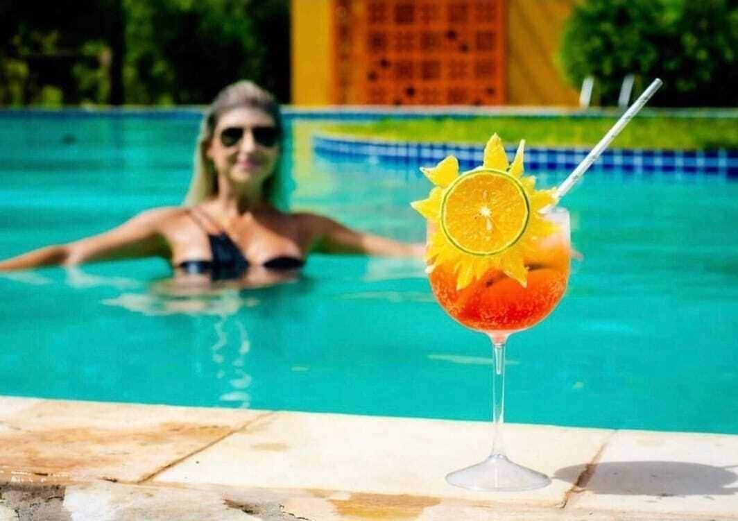 室外游泳池，提供日光浴躺椅