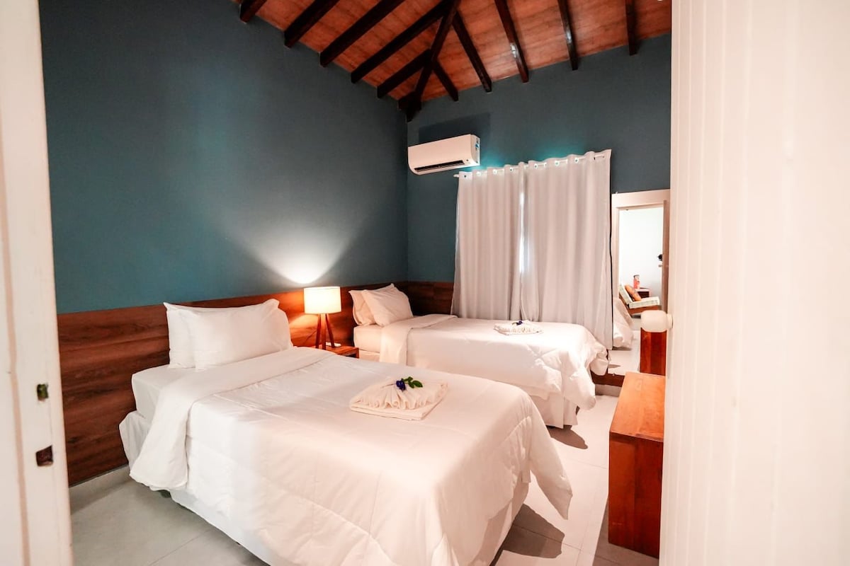Bangalo Anga Família | Minibar, bed sheets