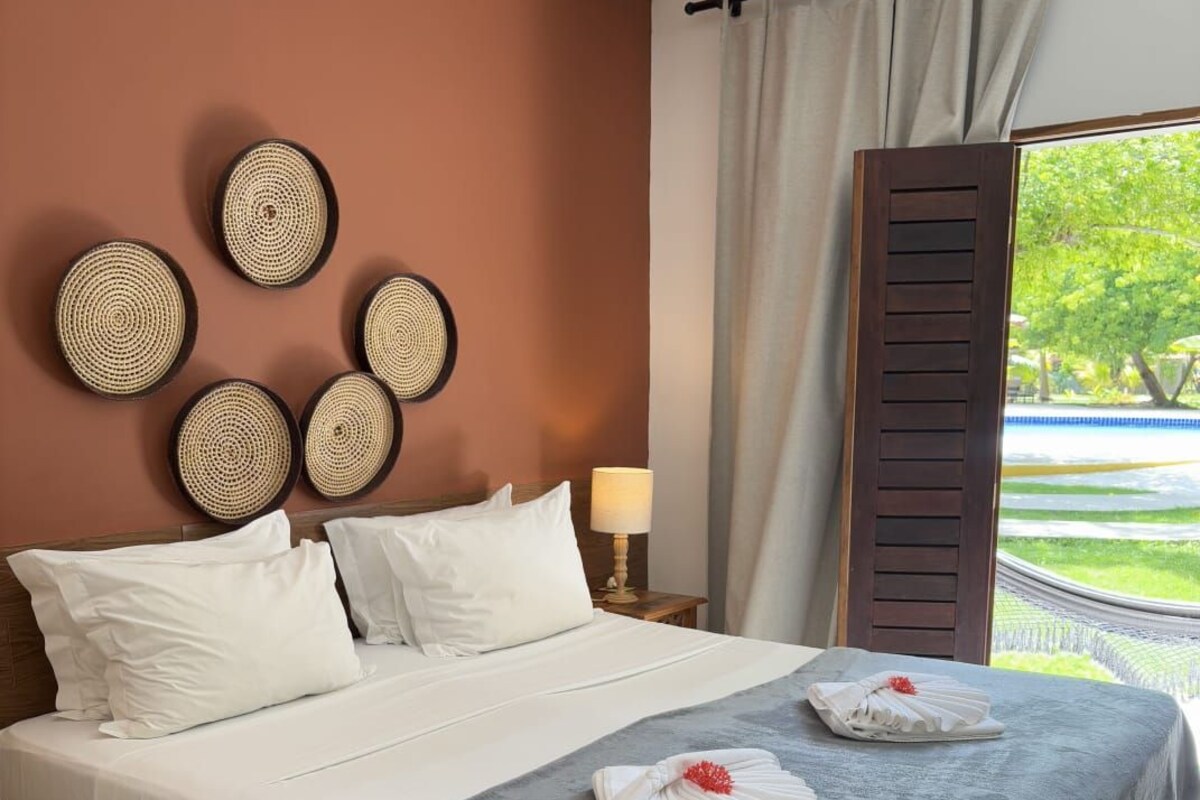Suite Luxo Térreo | Minibar, bed sheets