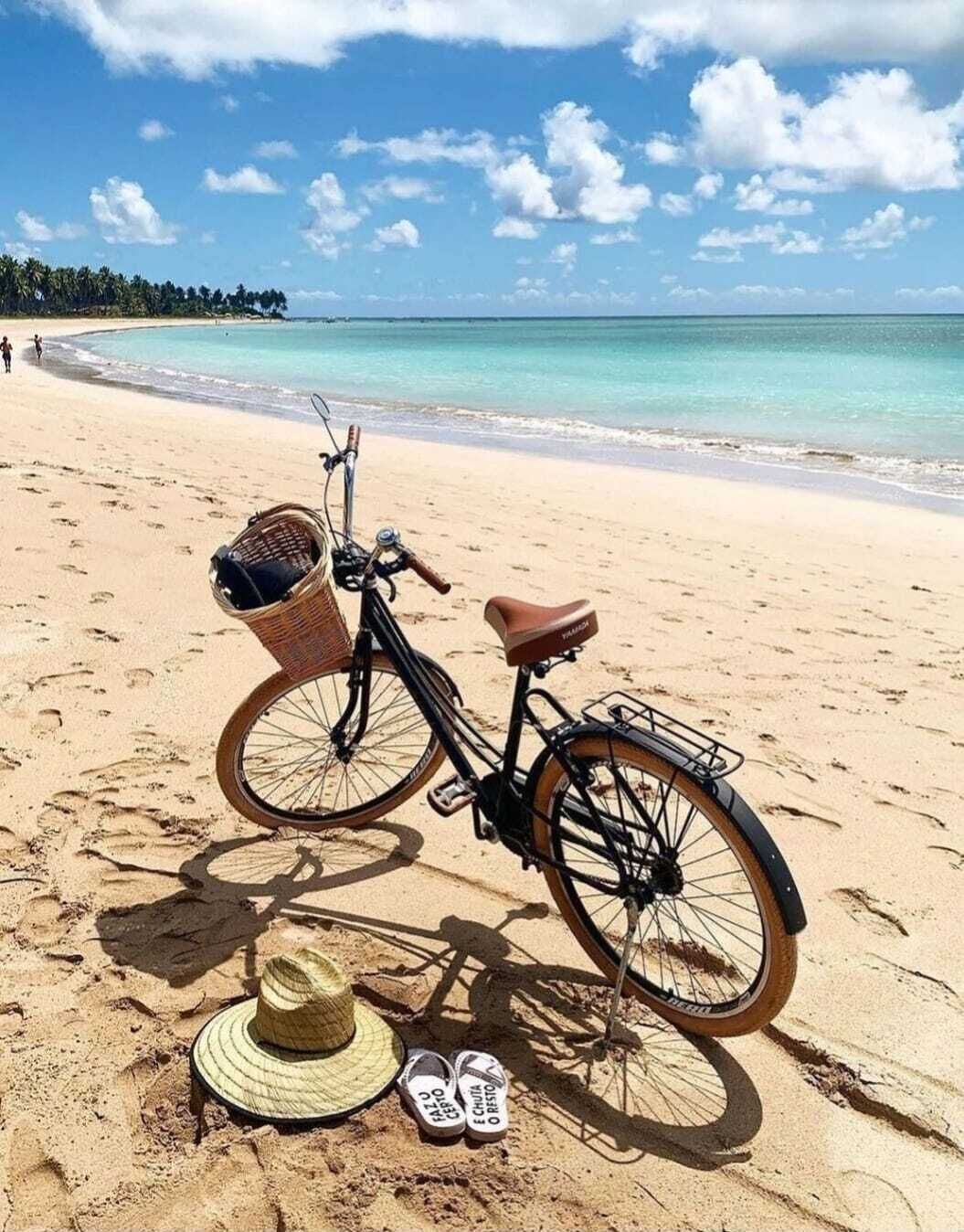 Na praia, toalhas de praia, prática de pesca 