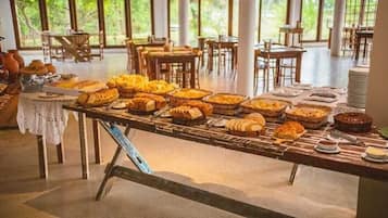 供應早餐、午餐和晚餐,地區料理