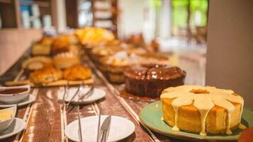 Free daily cooked-to-order breakfast