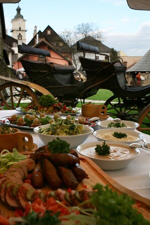 Se sirven desayunos, comidas, cenas y cocina local