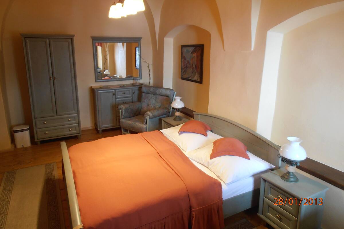 Double room with balcony and private external bathroom | Caja de seguridad en la habitación y decoración personalizada