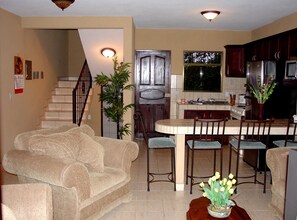 Stórt einbýlishús - 3 svefnherbergi | Stofa | LCD-sjónvarp, tölva