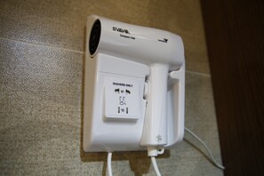 Shower, free toiletries, hair dryer, slippers - Sandhu guest house (Kowloon)