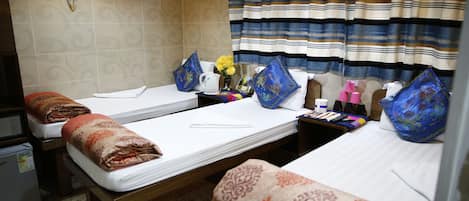 Chambre Triple | Coffres-forts dans les chambres, chambres insonorisées, Wi-Fi gratuit