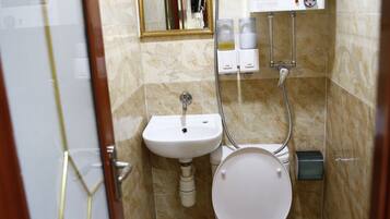 Douche, articles de toilette gratuits, sĂšche-cheveux, chaussons