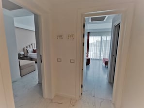 Deluxe Suite | Minibar, in-room safe, desk, soundproofing