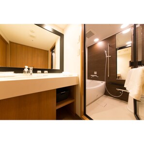 Kombinasi shower/bathtub, bathtub besar, pengering rambut, dan sandal