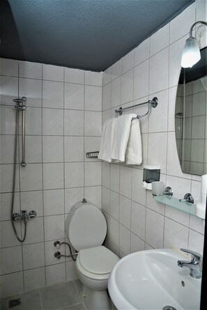 Twin Room, Smoking, City View | Bathroom