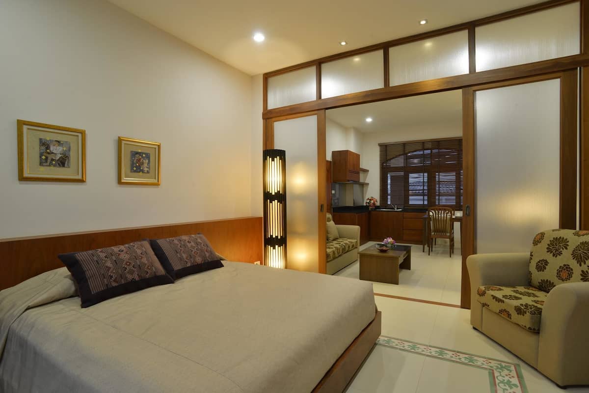 Junior One Bedroom | Minibar, in-room safe, desk, blackout drapes
