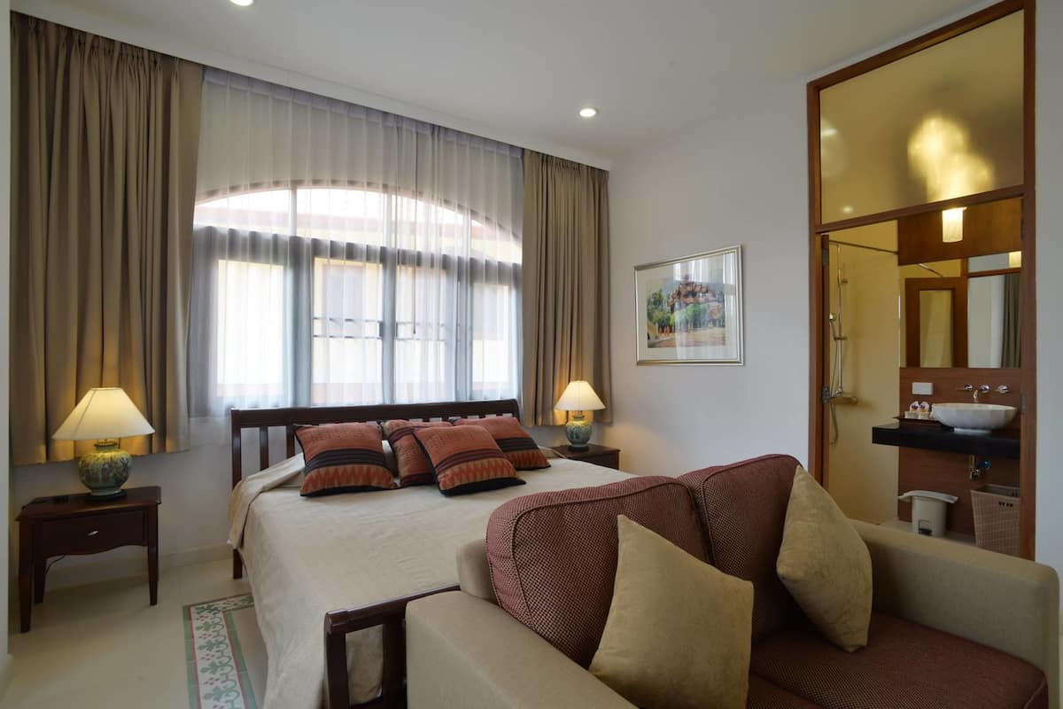 Deluxe Suite | Minibar, in-room safe, desk, blackout drapes