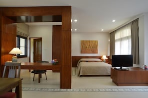 Frigobar, cofres nos quartos, escrivaninha, cortinas blackout