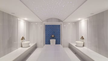 Een sauna, een bubbelbad, een stoombad, een Turks bad/hammam